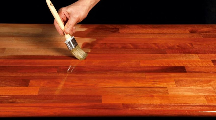 Sådan vedligeholder du dine køkken- og træbordplader med olie